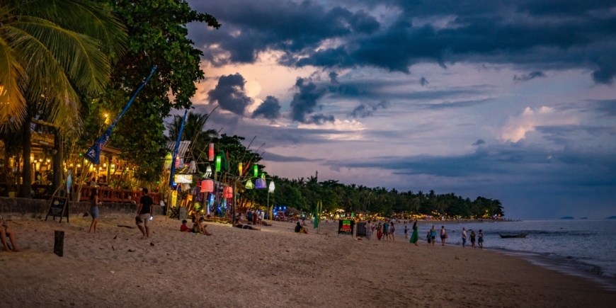 Beach goers looking south towards Klong Kong