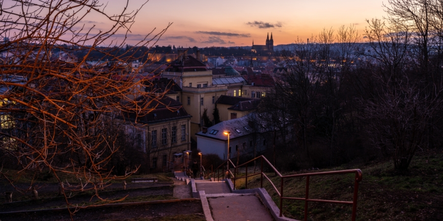 Downhill at dusk at Venkovní posezení lavička