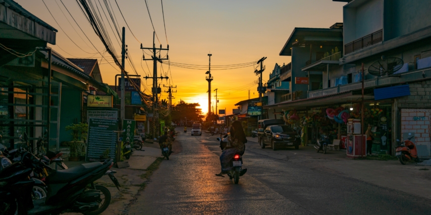 Sunset over the streets of Khlong Nin