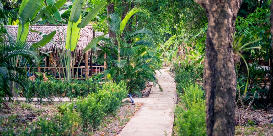 The garden walkway at Koh Hub